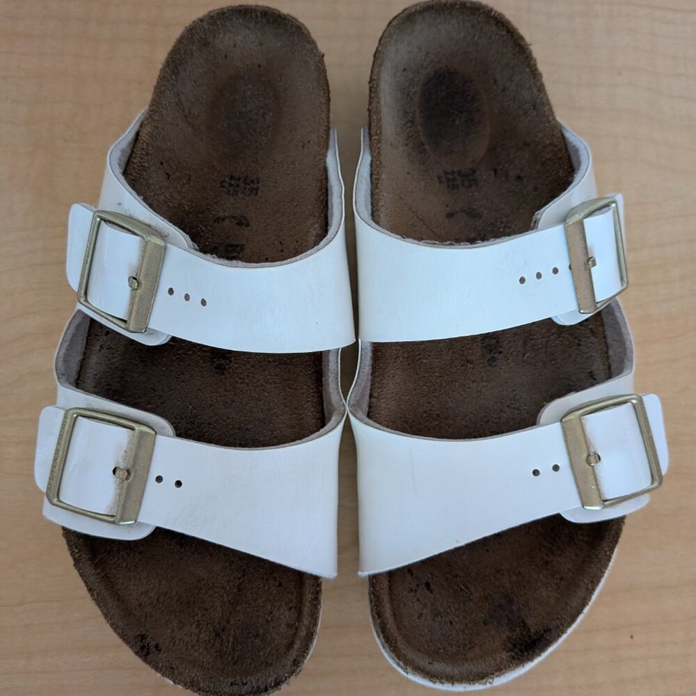 Birkenstock Arizona White Birko-Flor Patent Sandal Womens' Size 7-7.5 (Euro 35).